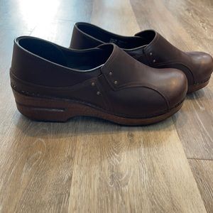 Dansko women’s clogs. Size 40.